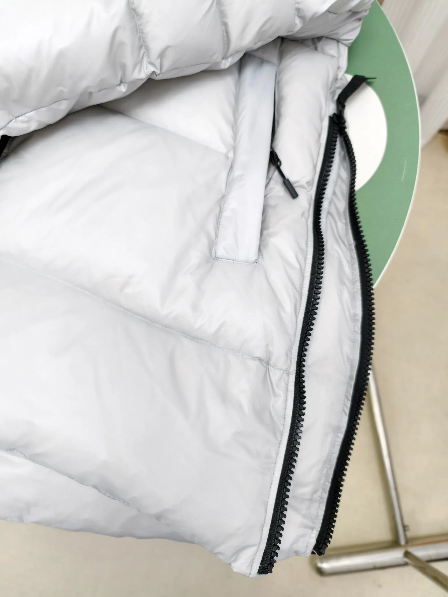 P940 ————2239L women's model (high version) Canada goose Cypress down jacket The new model of the Cypress series makes you stand out. This down jacket is an ideal winter piece. This style is filled with white duck down. Featuring a thin, channel-filled construction with lightweight fabrics and trim, it feels lightweight and adds warmth. The chin-protecting suede knit stand-up collar is soft and adds comfort. An adjustable down hood with cord closure adds warmth and protection against the elements. The back is designed with the iconic double-stripe black reflective decorative stripes to make you more visible in dim environments. The inner layer has removable elastic straps, making the jacket easy to carry on the shoulder and hands-free. Side zipper gusset dries and breathes when moving. Color: black with red label, silver birch Size: XS-2XL